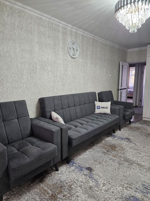 Продаётся диван и два кресла.