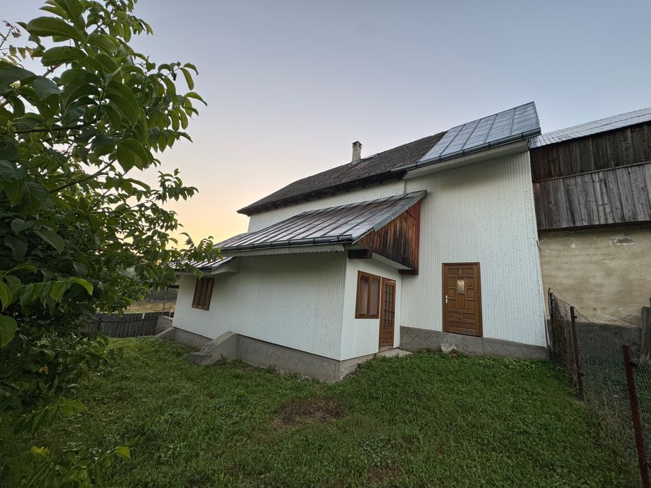 Casă cu etaj și teren 500 mp, Oglinzi– Neamț