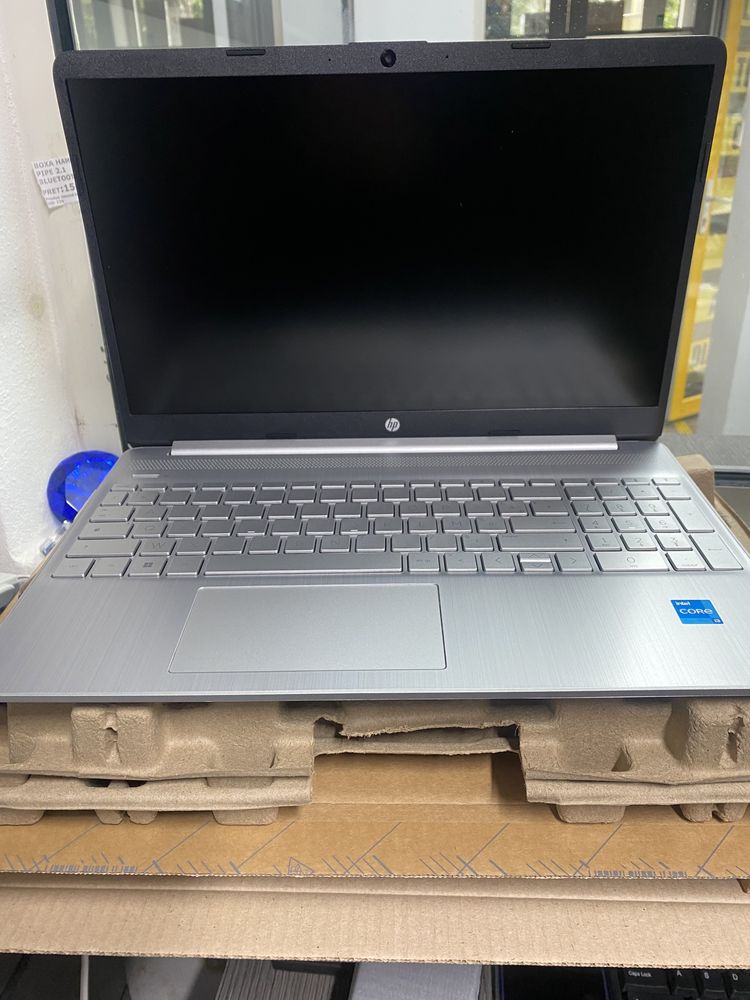 Laptop Hp   15s-fq2005sf i3  hard drive 512gb!Nou !