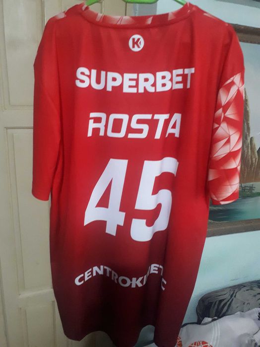 Handbal Tricou Dinamo cu autografe -- Banii merg la un baiat bolnav.