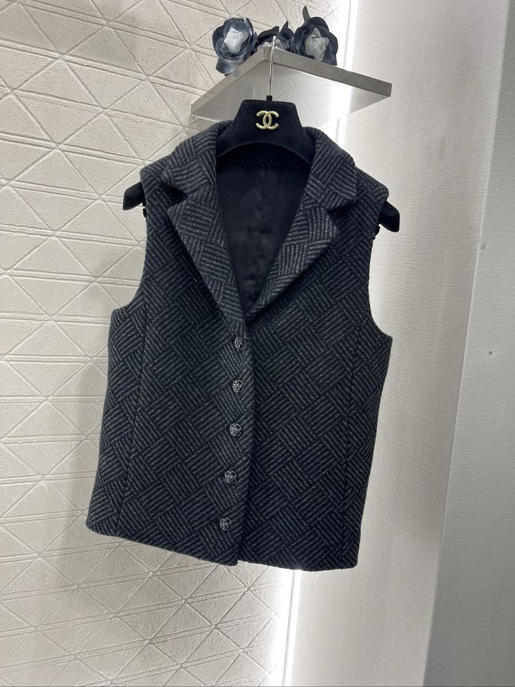 Жилетки Chanel, LV