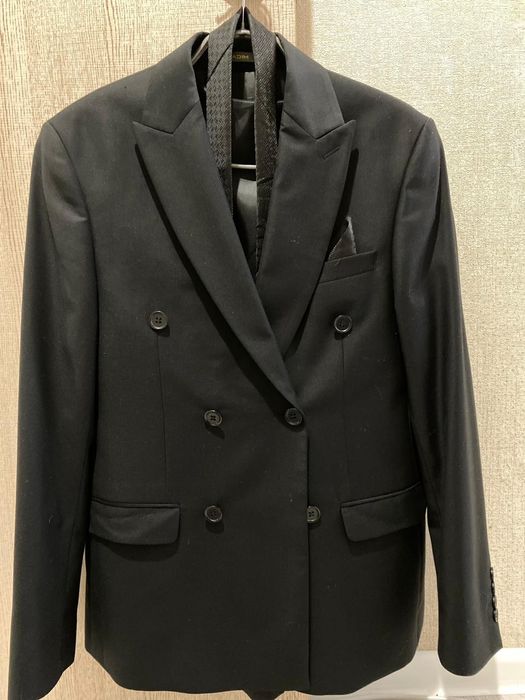 Черный двухбортный костюм