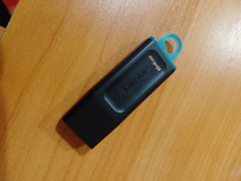 Флешка kingston на 64гб