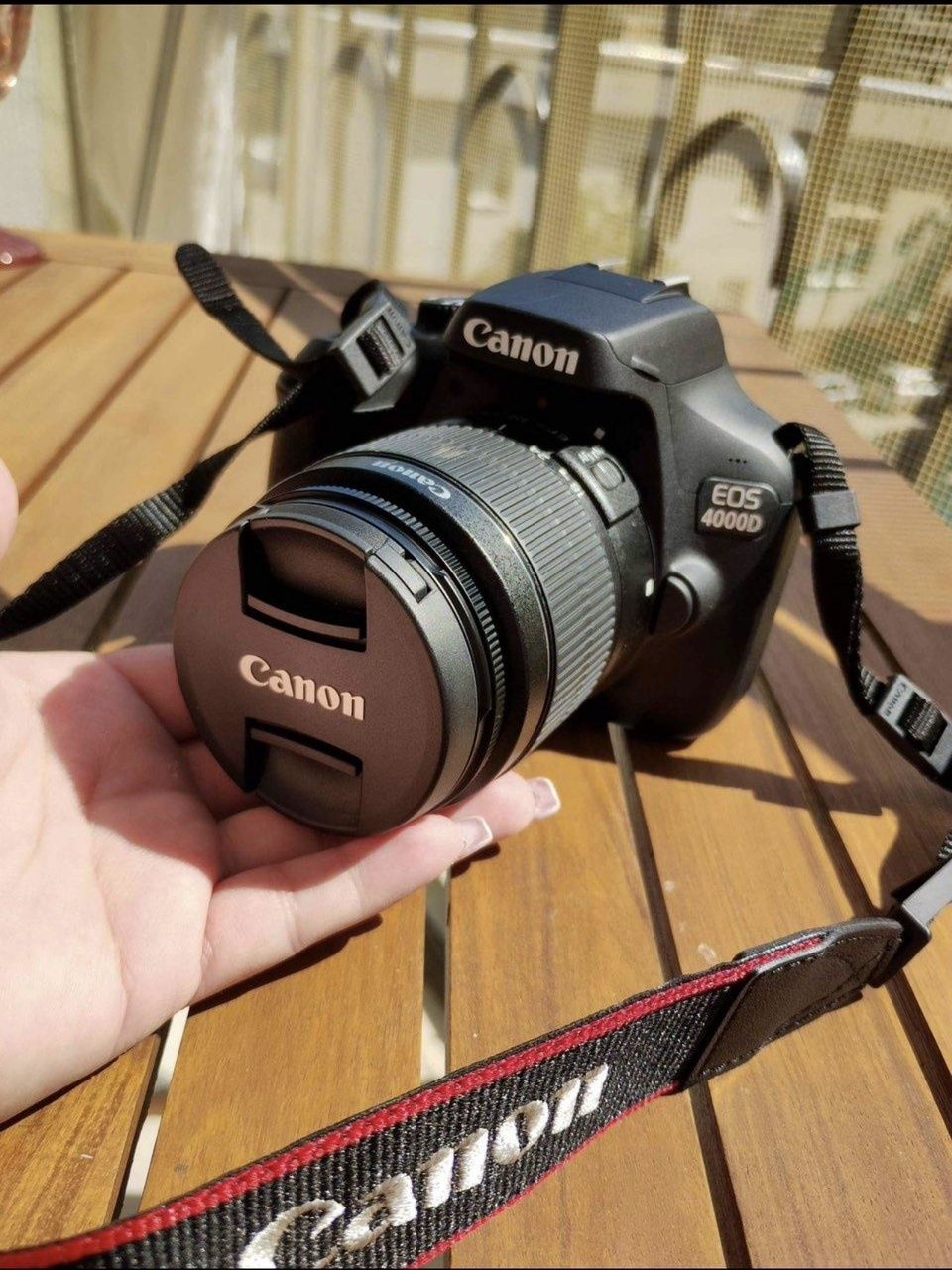 Продавам Canon eos 4000D