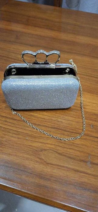 poseta de seara clutch argintiu pietre ,nou lant detasabil pret 80 lei