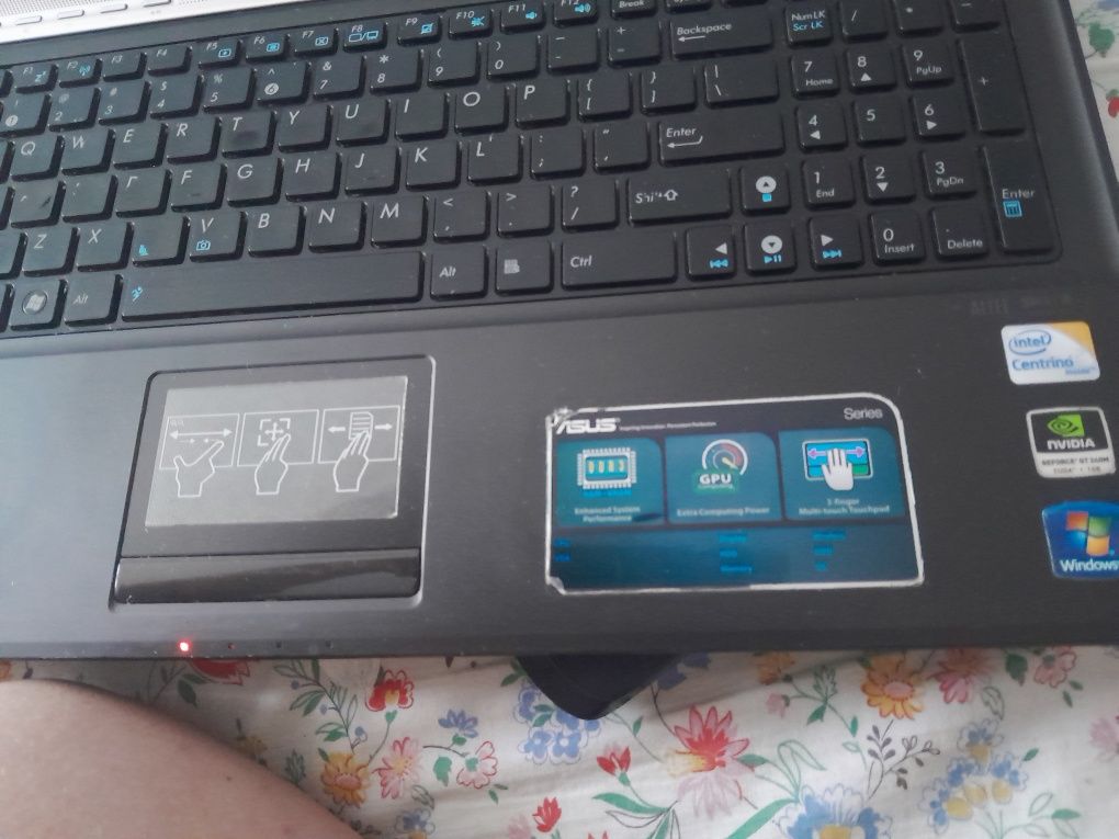 Laptop Asus in stare de funcționare.
