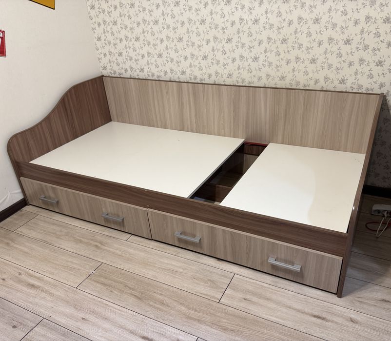 Продам детскую кровать с выдвижными ящиками + матрас