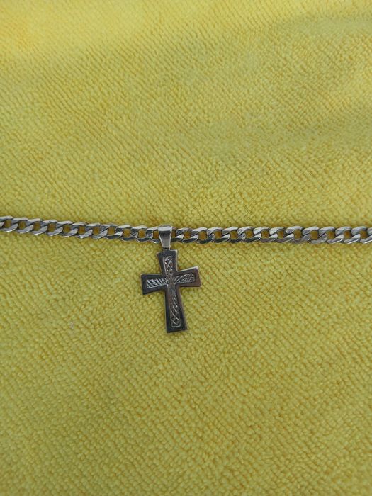 Vând lanțic de argint cu pandantiv cruciulita