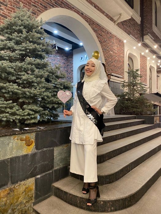 Белая рубашка и белые брюки