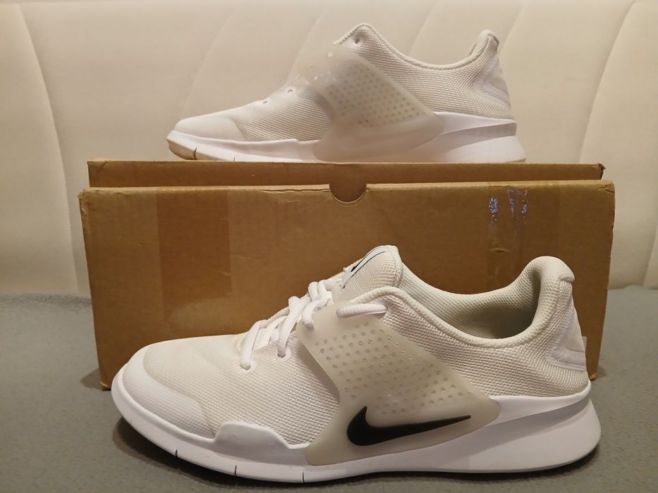 Adidași Nike arrow