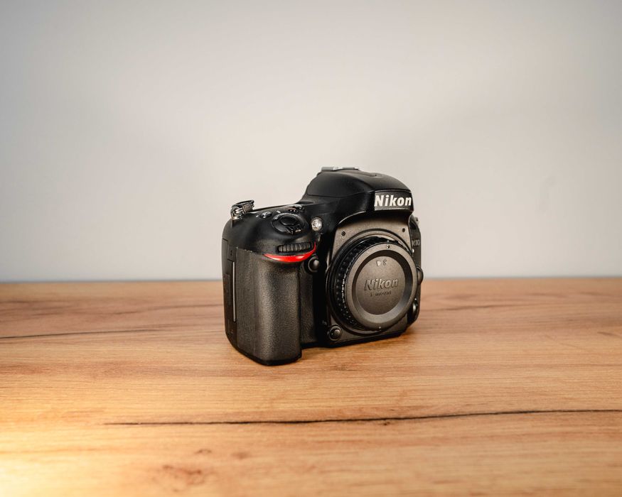Nikon D610 + Obiectiv Nikon 35mm fx + Blit Yongnuo YN568EX III + Grip