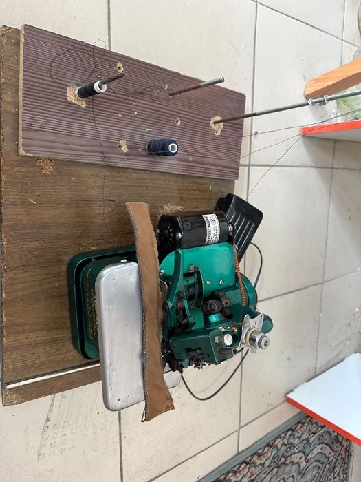 Оверлок в отличном состоянии.  Работали на нем не много. Все работает,