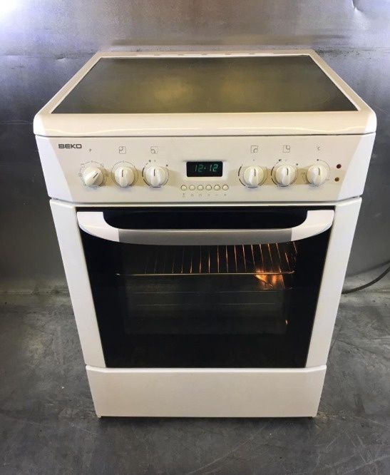 Плита с духовкой BEKO CM68200