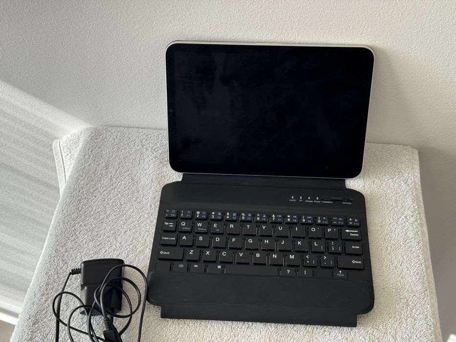 Продавам калъф с клавиатура за iPad Mini 6 / 7 (2021 / 2024)