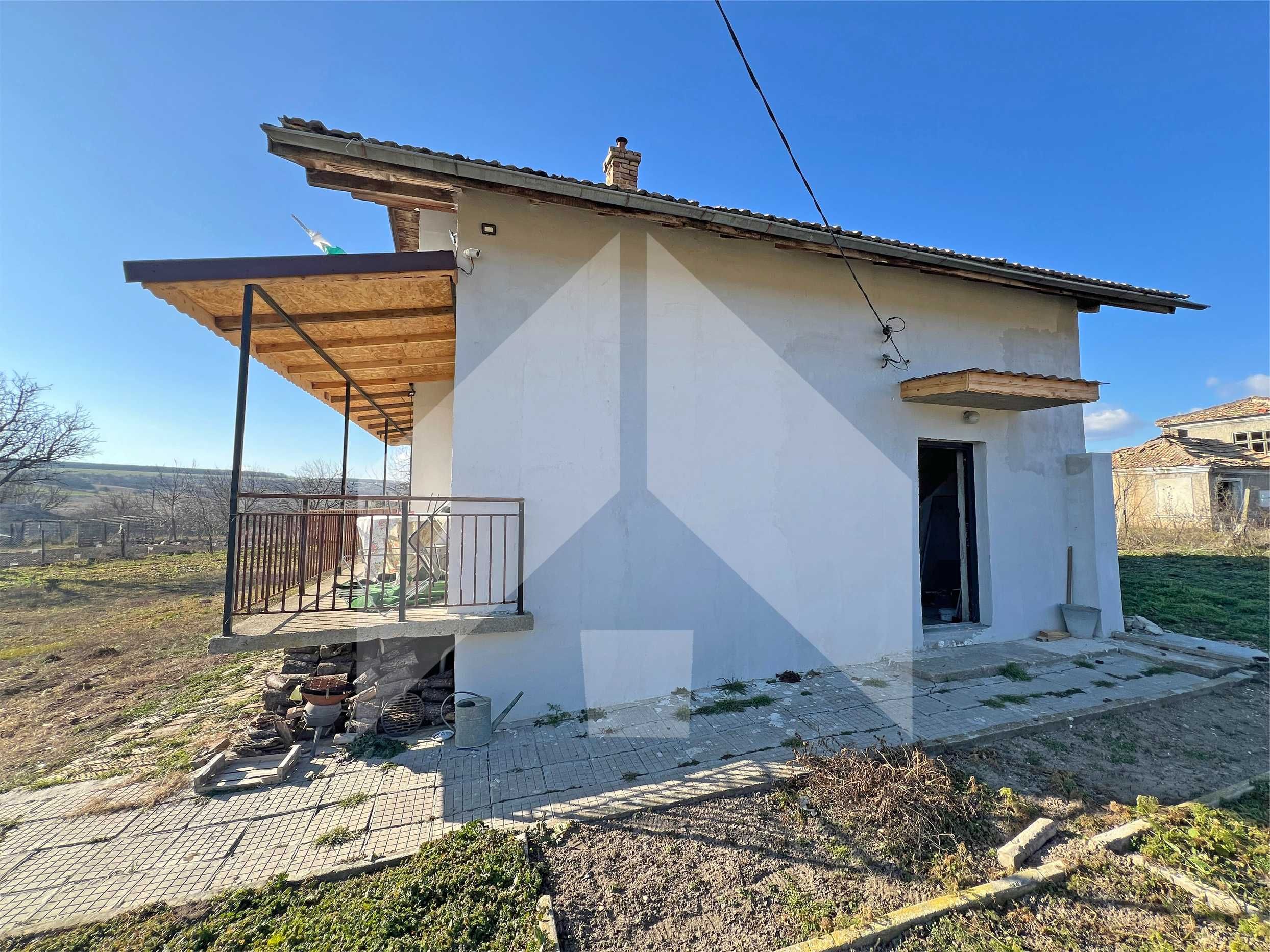 ПРОДАВА двуетажна, тухлена вила в ЕКО село Тръница (общ. Нови пазар).