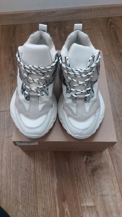 Продават се маратонки Steve Madden