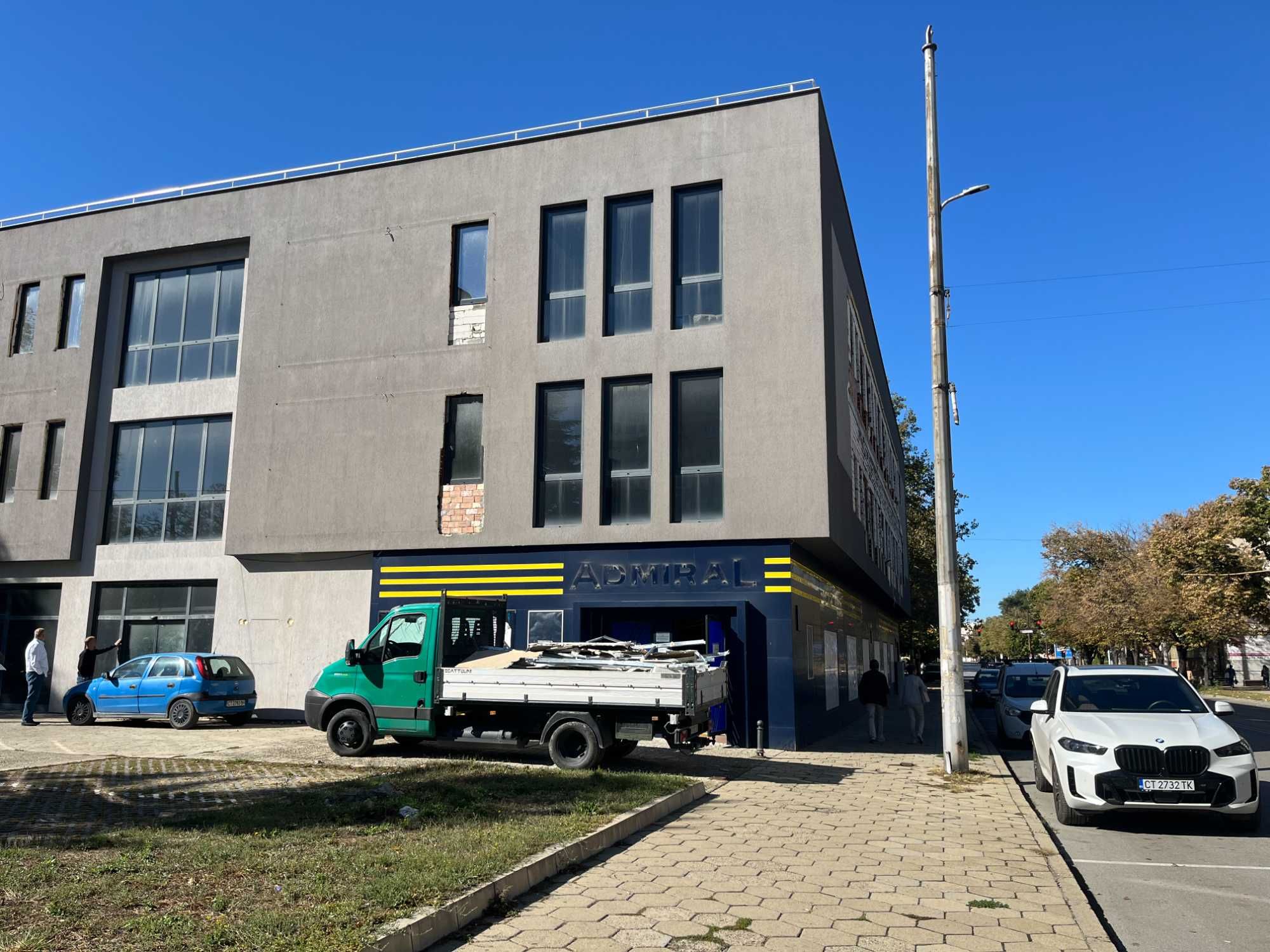 Магазини под наем 3 броя , партерен етаж  с паркинг в гр. Казанлък