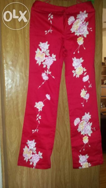 Червен панталон на цветя