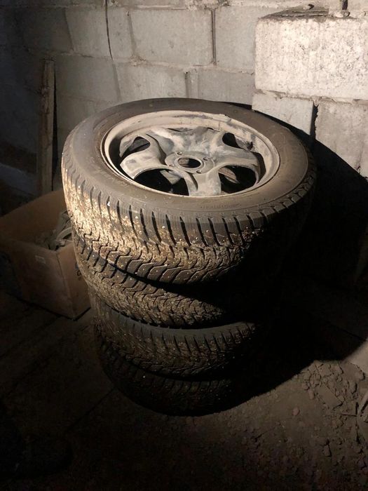 Продам шипованную резину с дисками