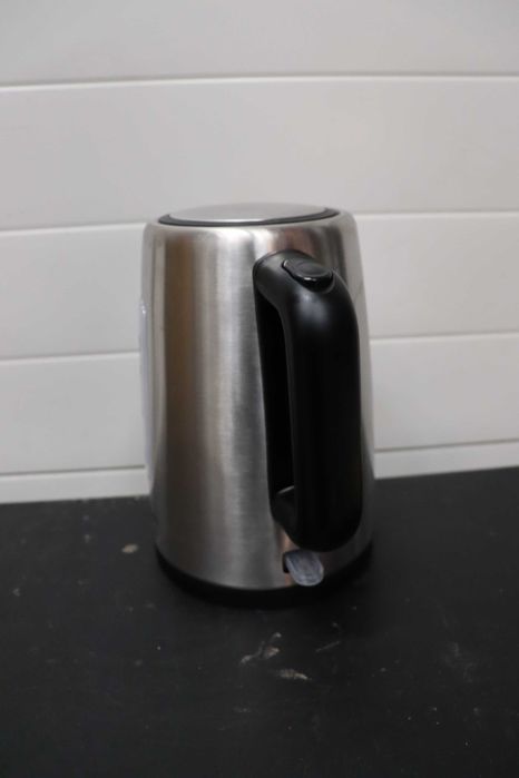 Преносима кана от неръждаема стомана Amazon Basics 1.7L, сребриста