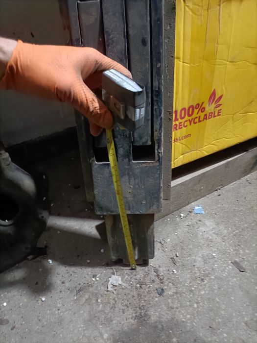 Stâlp pentru benă cu obloane pe mijloc centru