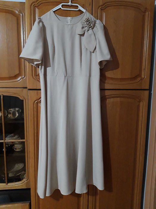 Vand 4 rochii femei nr 42-44