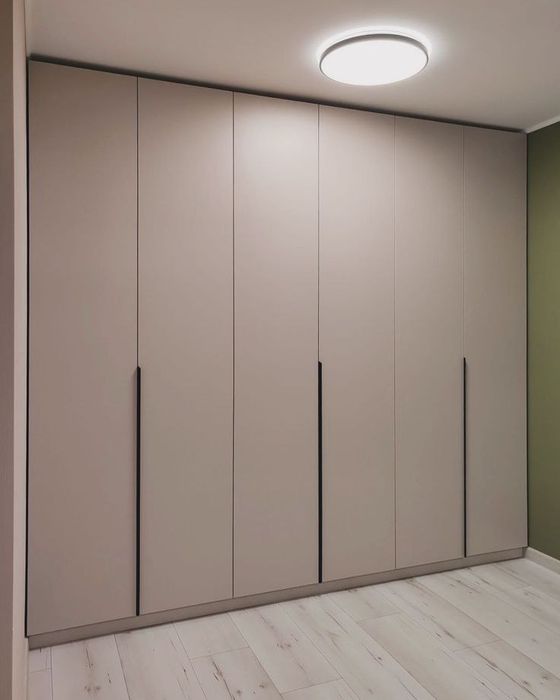 Garderobniy shkaf pod zakaz