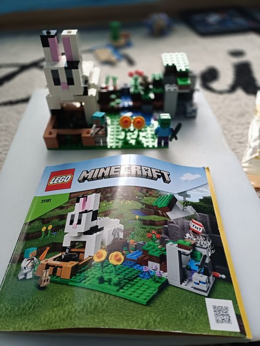 Vând LEGO® Minecraft - Ferma de iepuri 21181