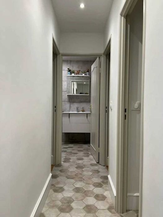 Дава се под наем Тристаен апартамент в София, Център - 9 кв.м за 509.49 € - Снимка #3