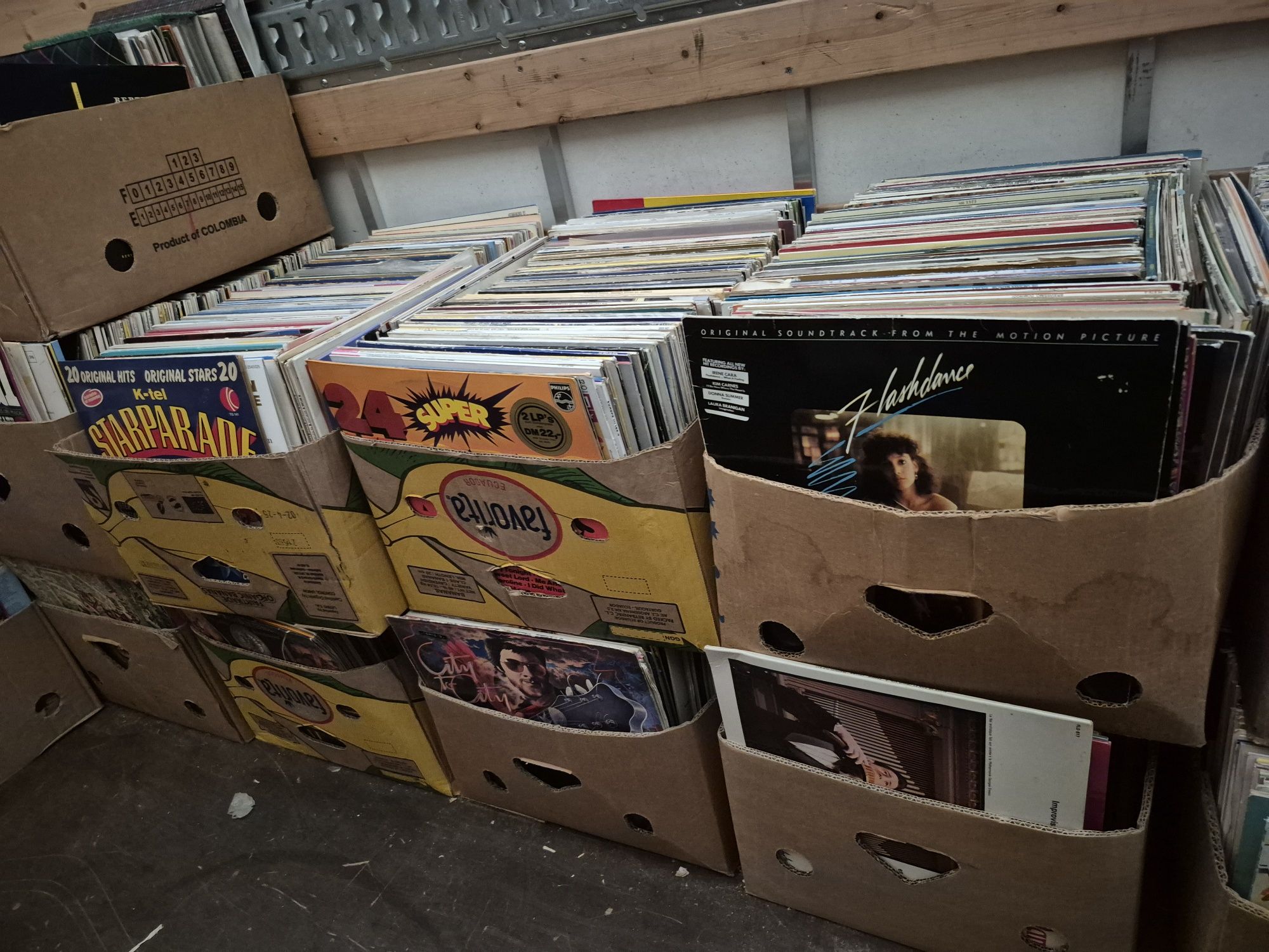 Lot Discuri Vinil colectie 900lp in stare buna cu muzica usoara 

- To