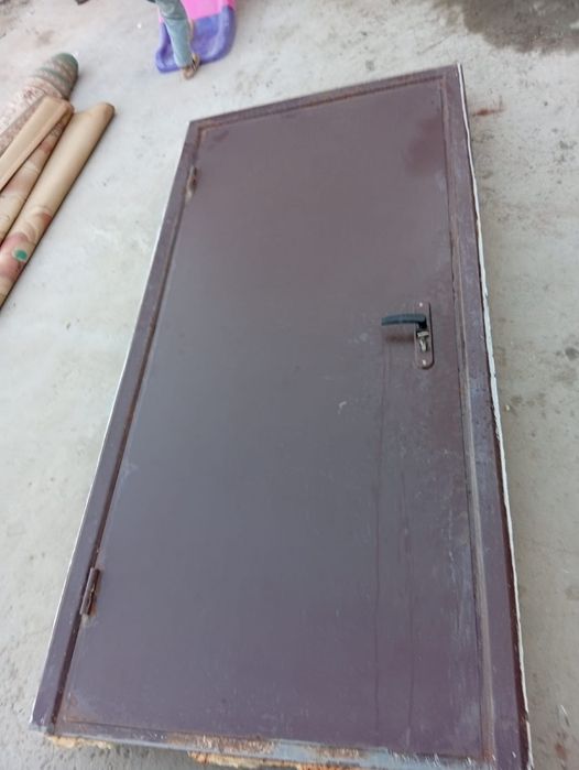 Металический дверь