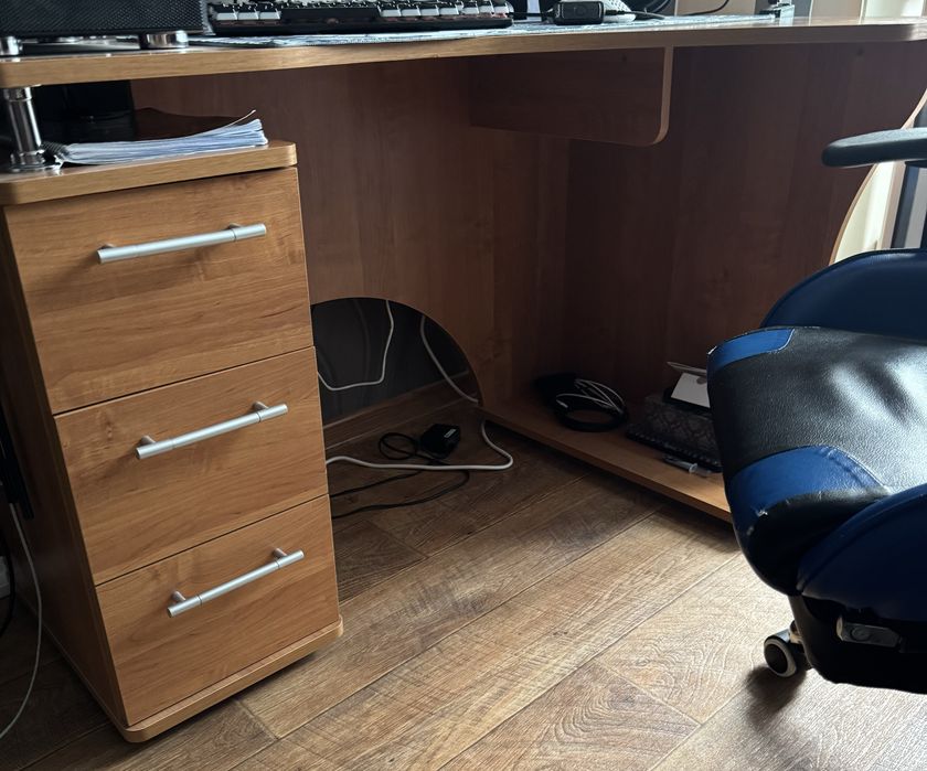 Продам компьютерный стол . Состояние отличное