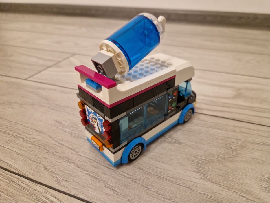 LEGO City - Penguin Slushy Van (60384) fara cutie