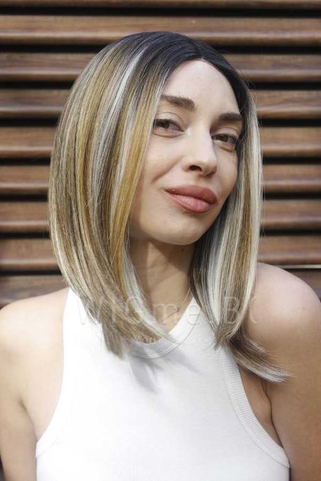 Късо каре с тъмни корени на руси кичури Рут