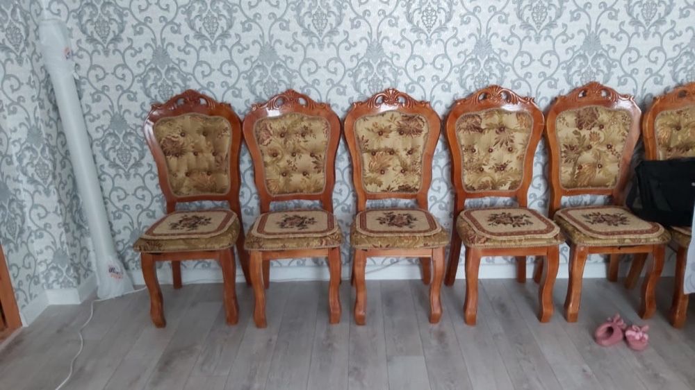 Стол и стулья