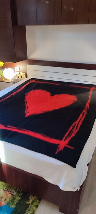 Pătură groasă, 140/190 cm, roșu cu negru, imprimeu inimă