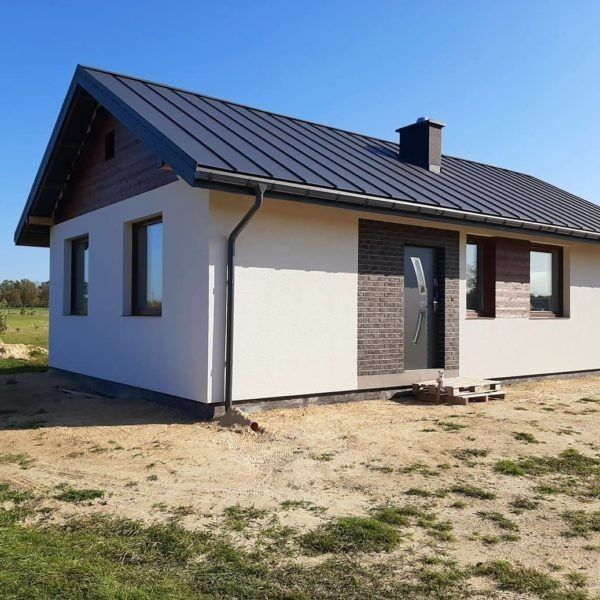 Vand case pe structură metalică învelite cu panouri sandwich