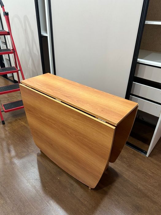 Стол в отличном рабочем состоянии с розеткой