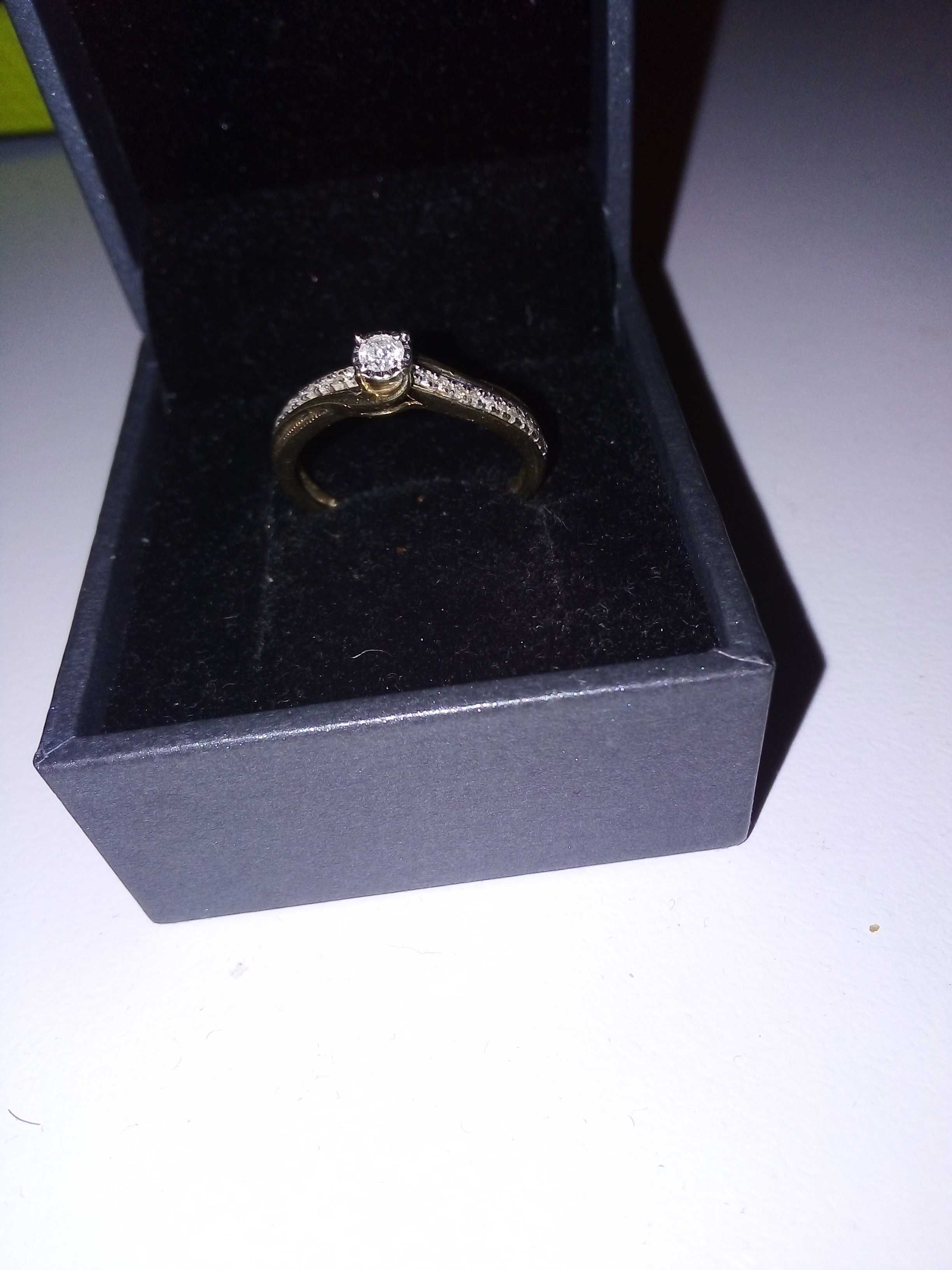 Уникални златни пръстени с естествени диаманти