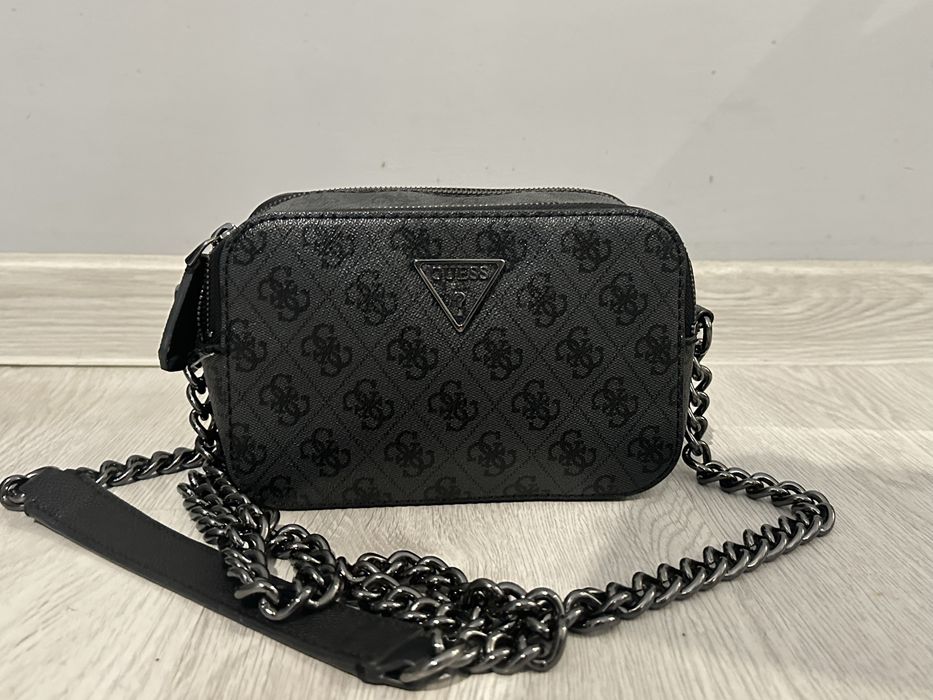 черна чанта guess