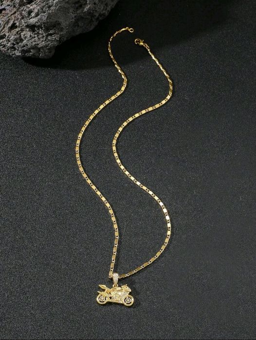 Colier auriu cu forma unei motociclete