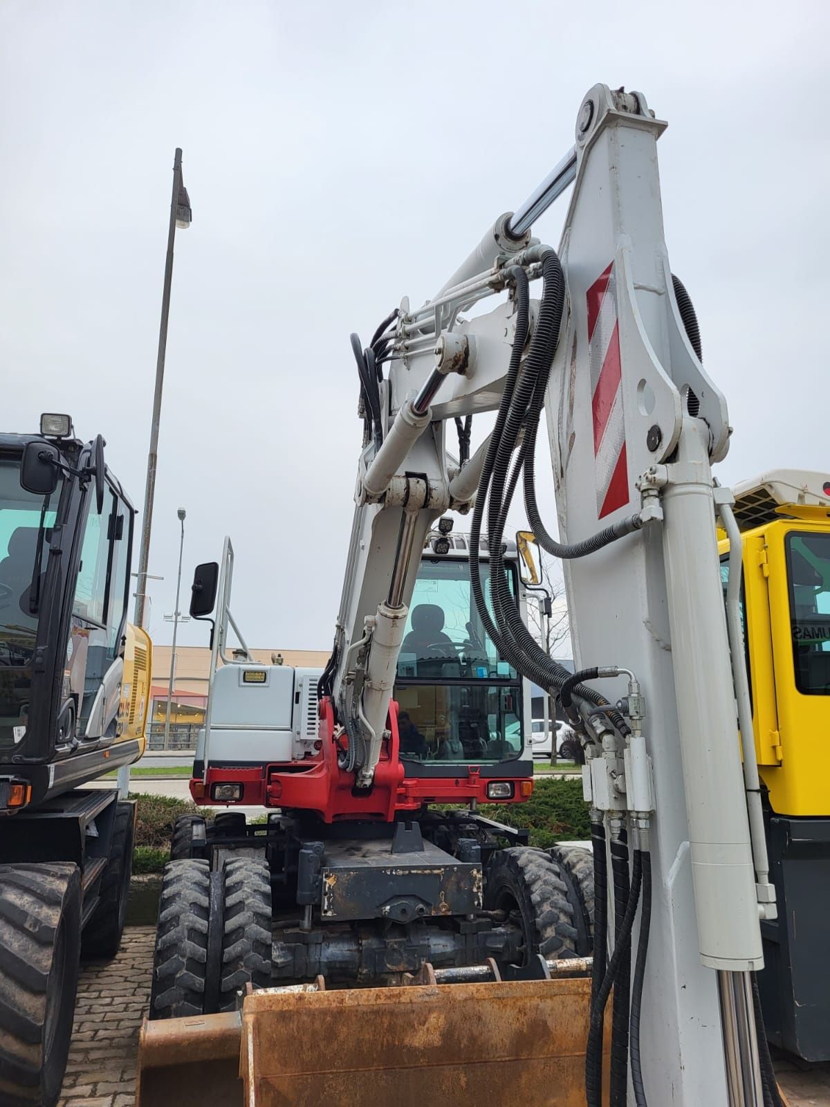 Excavator mobil takeuchi tb 175w