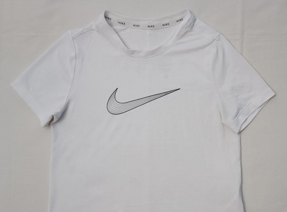 Nike DRI-FIT Swoosh Tee оригинална тениска ръст 128-137см Найк спорт