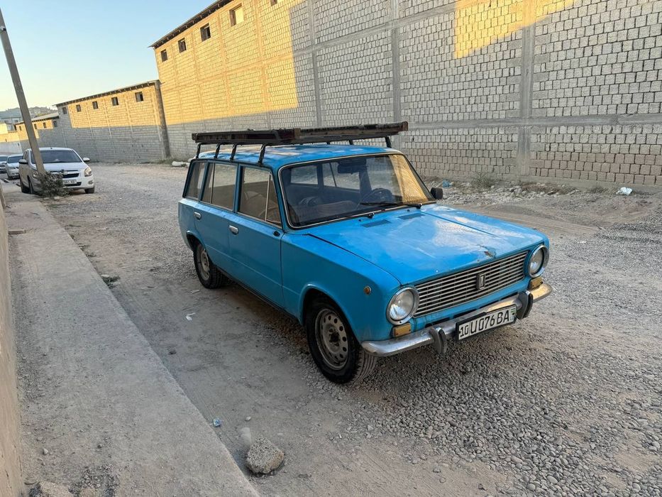Vaz 2102 xolat o'rta yurib turgan moshina