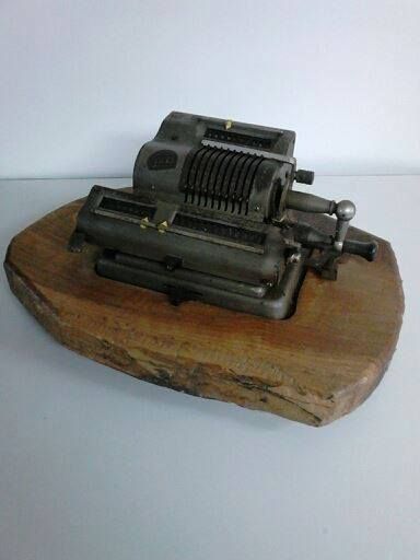 Стара сметачна ретро машина от началото на 19 век Ирис