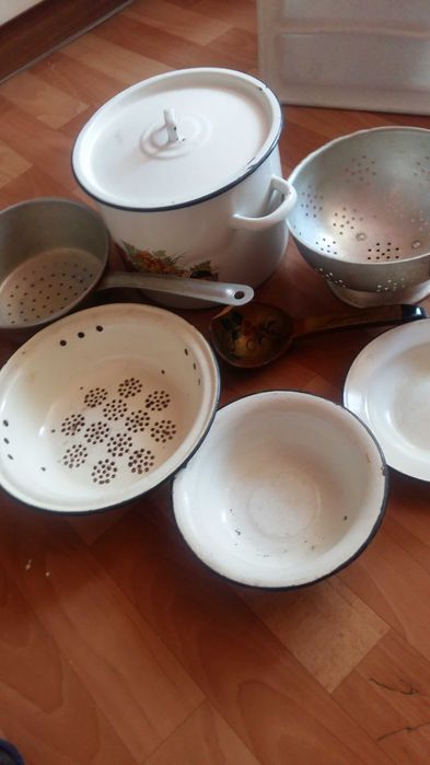 Кастрюли  и дуршлаг