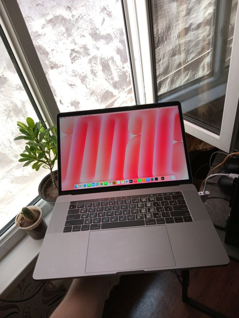 Apple MacBook PRO 15. i7/16/256/ ideal. Touch Bar/Touch ID.