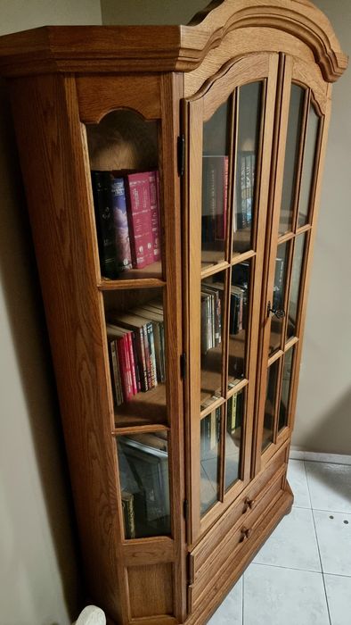 Красив шкаф (библиотека) с витрина от масивно дърво.