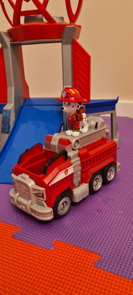 Vand "turnul de control Paw Patrol"  cu 2 masinute