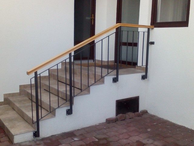 Porți, garduri și balcoane din fier forjat